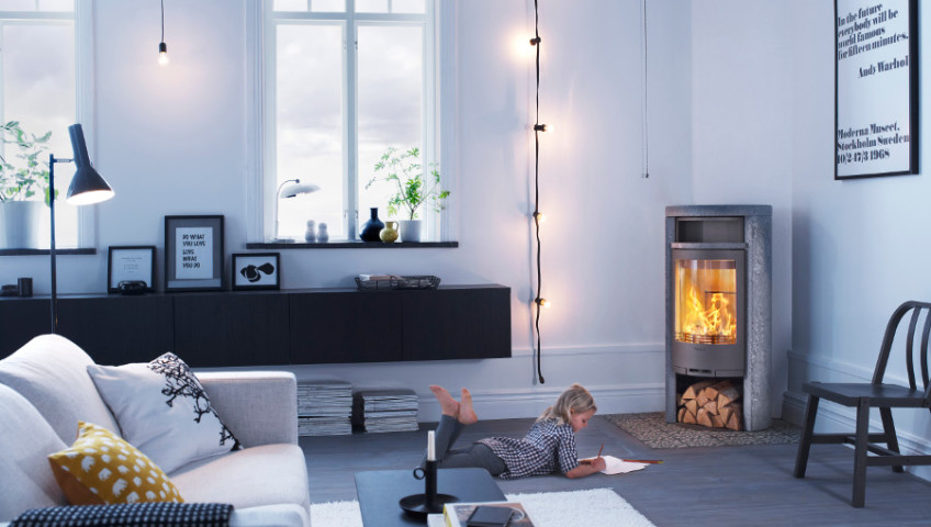 Contura houtkachel in huiselijke woonkamer